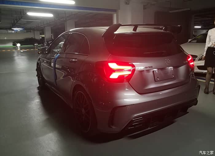 尾灯形状比老款犀利,好看!