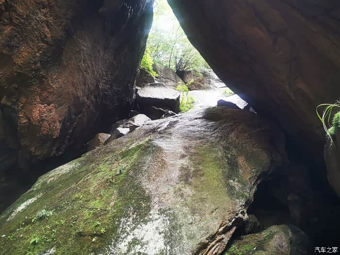 相聚翠华山众人探索冰洞风洞的奥秘