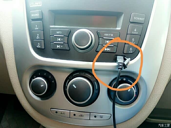 如图,你们听歌用的u盘是什么u盘,还是也是这种转换线