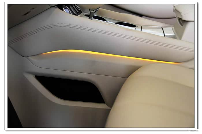 中央扶手处的氛围灯