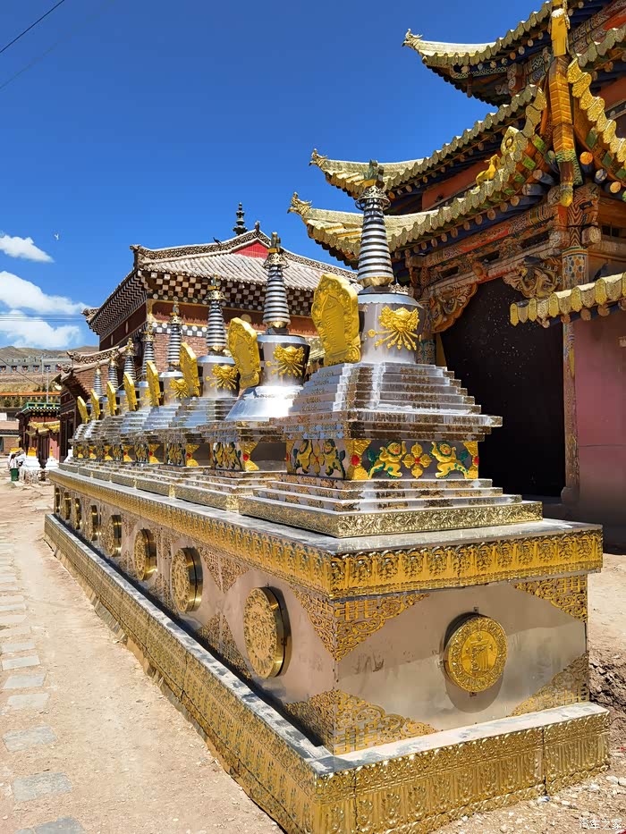 走路到果洛公交公司去取昨晚充电的汉ev,逛占地四百亩的喇日寺