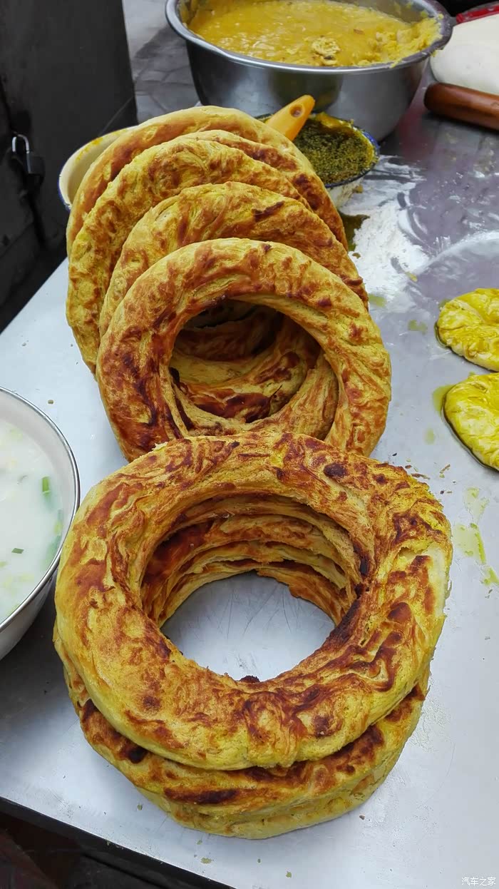这可是武山独具特色的风味吃.油圈圈,趁热很吃的.