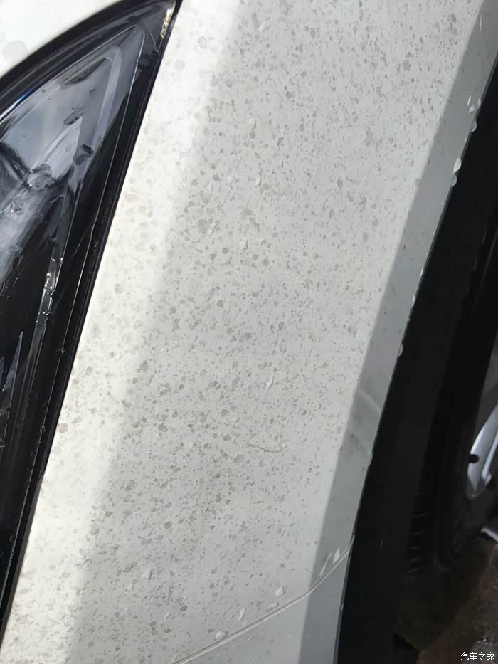 早上洗车的时候发现车漆上有很多水斑太阳斑,怎么擦也擦不掉.