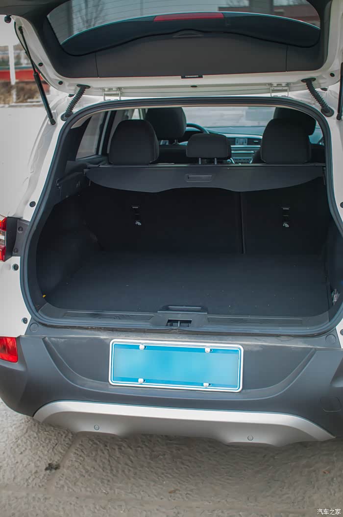 后备箱还可以,下面还有一层,可以放杂物,这样上面很整洁.