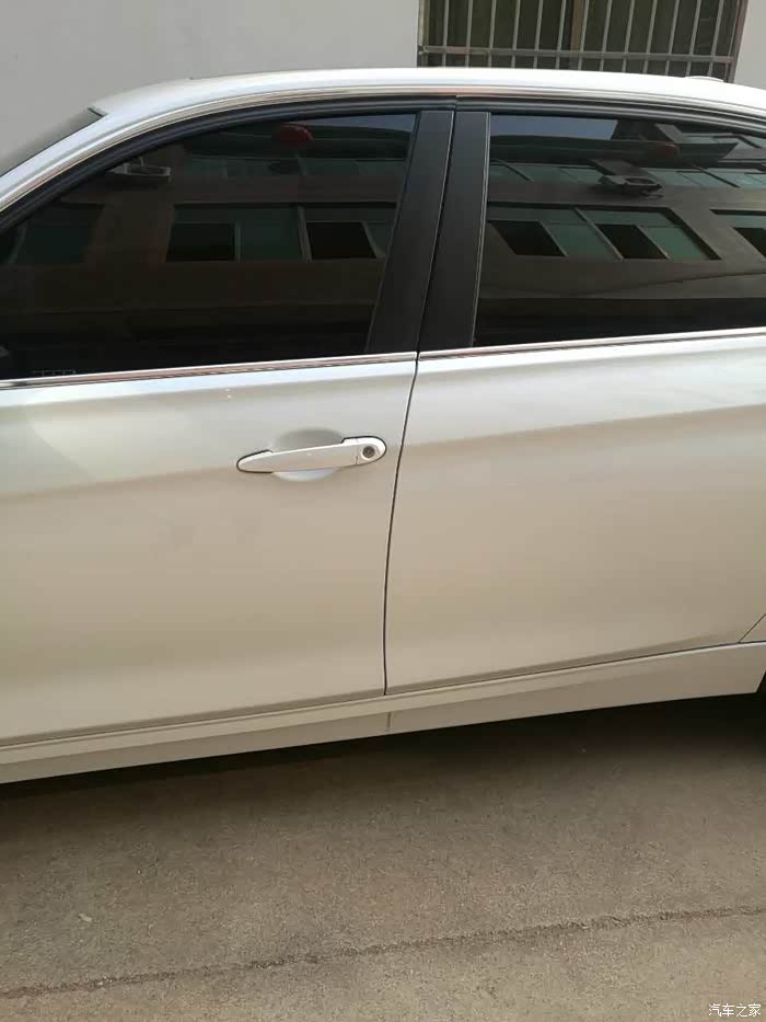 车侧面没有说过我觉得车门黑色边框看去错给人一种运动感觉(邪恶在想