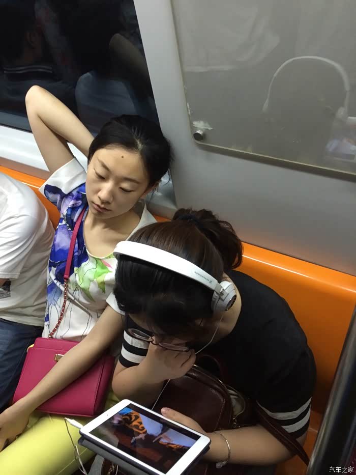 几个地铁上拍到的美女,哈哈