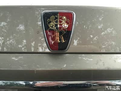 红黑相间的狮子盾牌