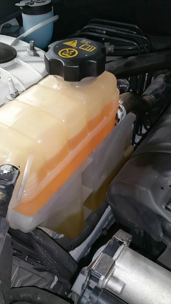 新换的丙二醇防冻液,颜色微黄,时间久了会变黑色.但不影响使用.