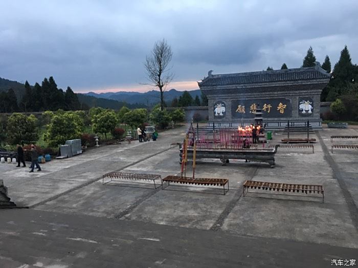 西充凤凰山寺庙图片