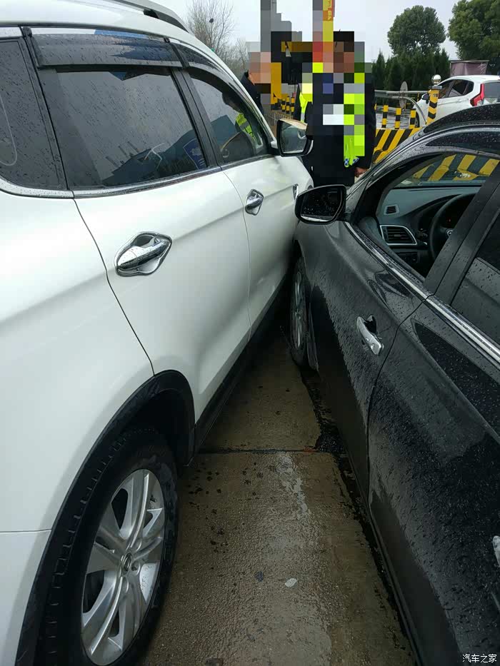 蹭车蹭成这样怎么修