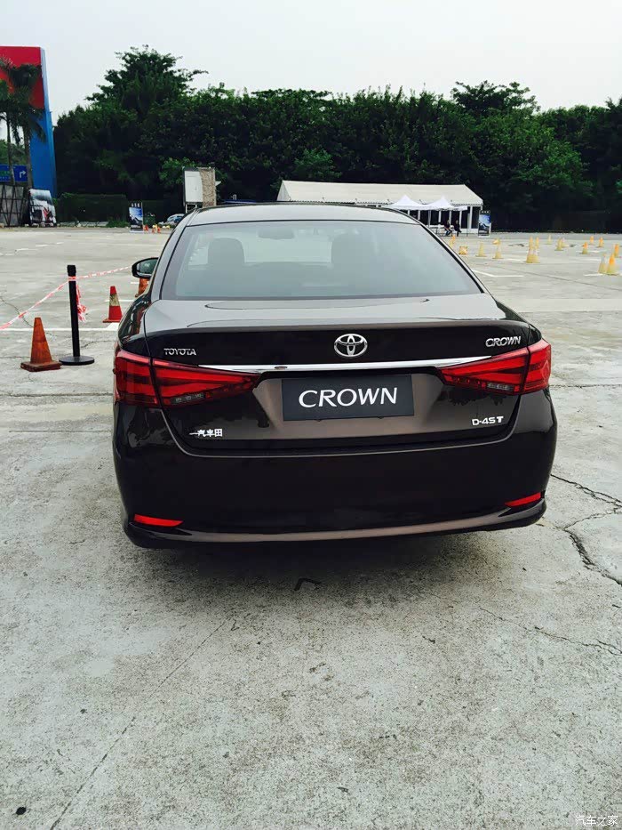 皇冠20t时尚版深棕云母色深红云母色银色那车色个给力