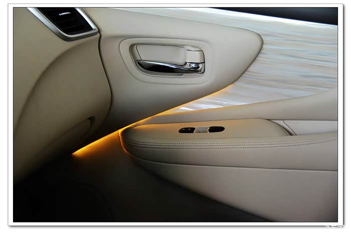 前侧车门处的氛围灯