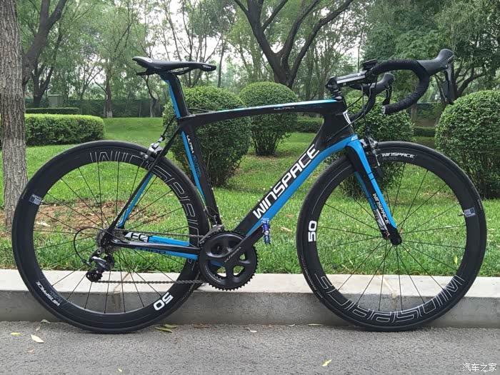 正式作业蓝黑色的银贝斯t1100碳纤维公路自行车