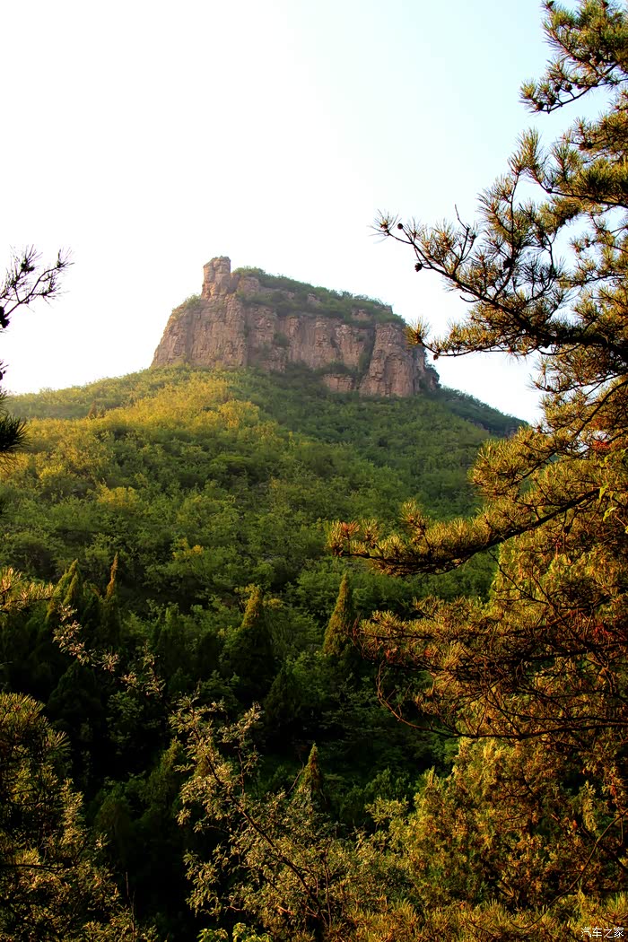 太阳的照射下,安静的佛祖山