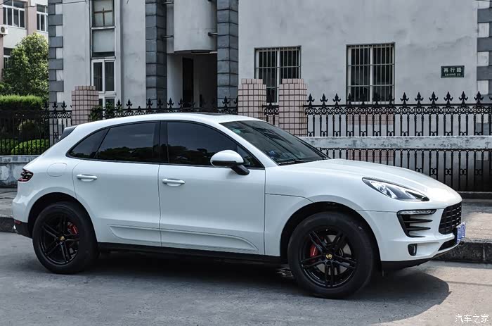保时捷macan升级骚红色alcantara出来嘚瑟一下