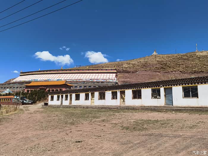 走路到果洛公交公司去取昨晚充电的汉ev逛占地四百亩的喇日寺