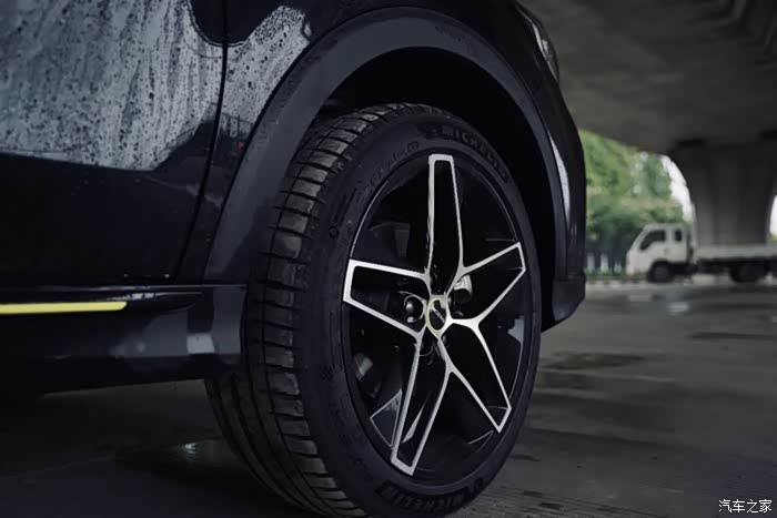 海星一样的轮毂造型,亮黑色与银色搭配在一起很有质感.