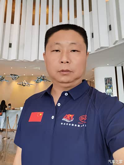 换上参赛服装,龙哥顿时感觉自己年轻了10岁.我觉得这是这么多年来参