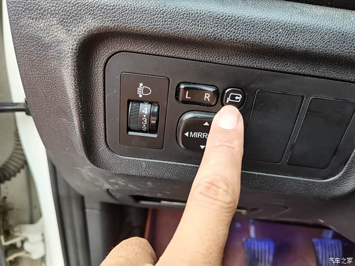 cs35的电动后视镜折叠功能方便至极