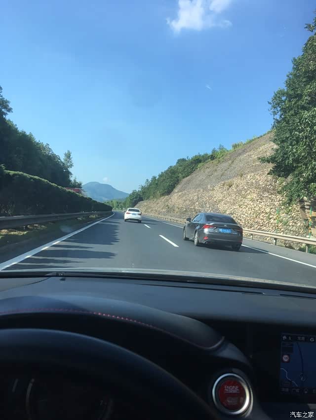 第一次高速见到同款车