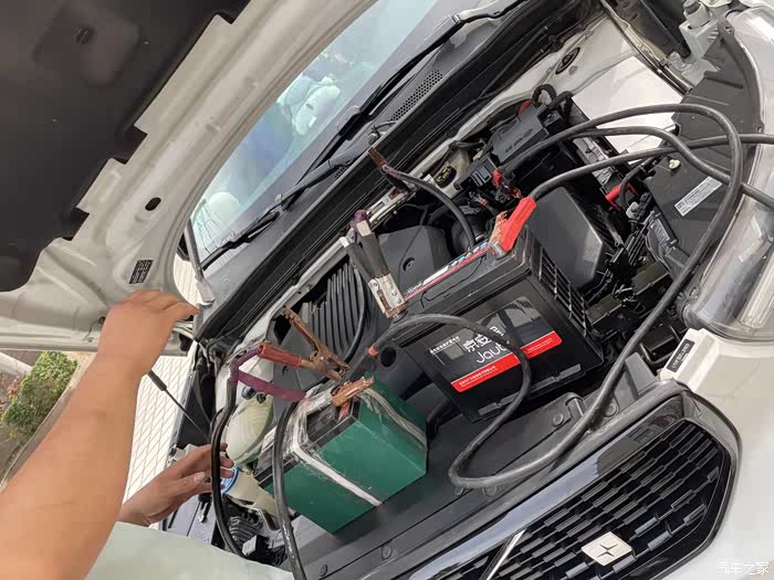 道路救援沃尔沃xc40电瓶搭电