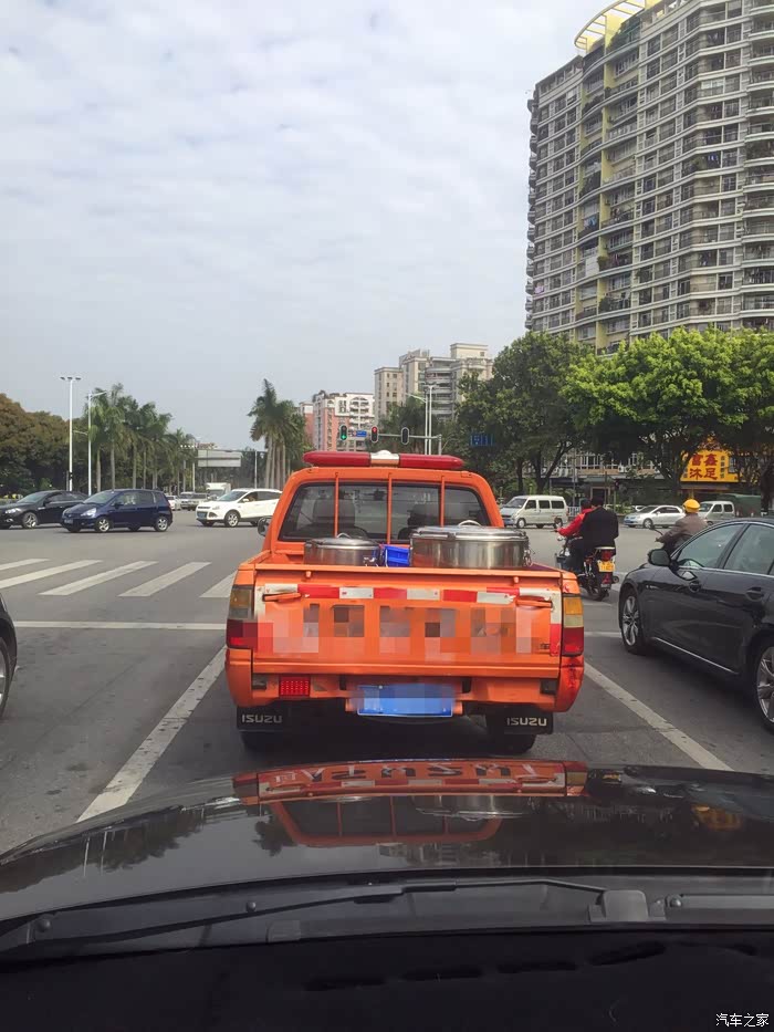 城区中心遇见路政执法车辆,皮卡尾箱装几个桶,里面满满的暖心.