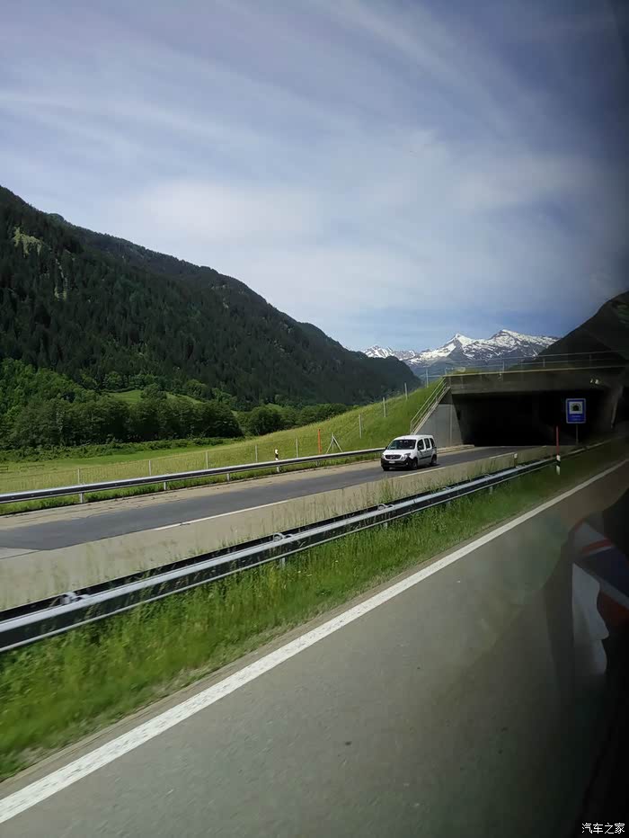 【旅途随拍(57)】继续行驶在瑞士高速公路上-欣赏路边风景