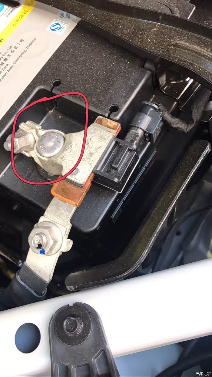 2017-12-13 08:33:07 | 来自 汽车之家iphone版 电瓶上有个小插头