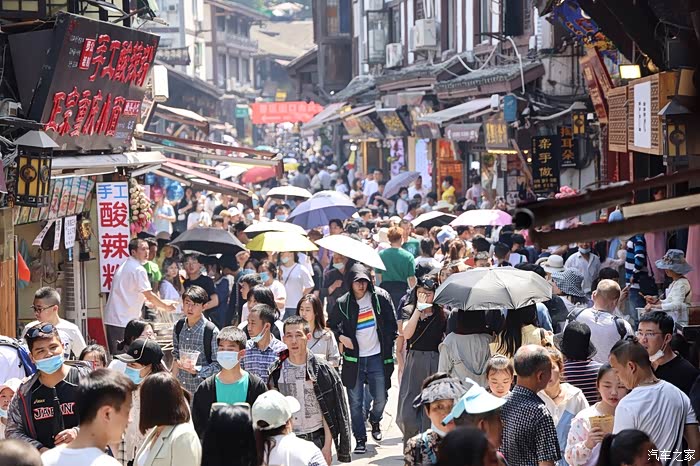 人从众五一小长假热门景点人头攒动