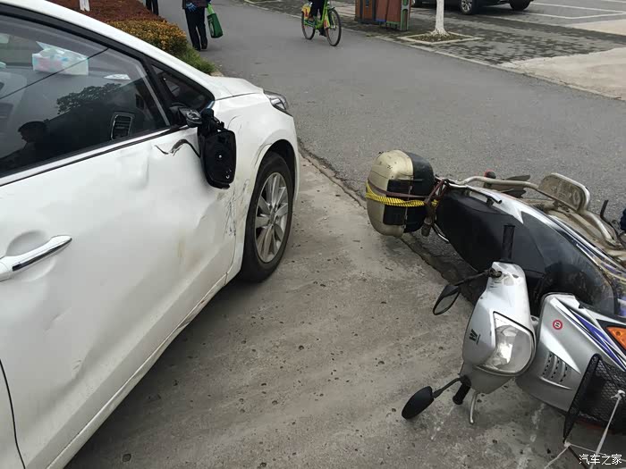 车门撞成这样又没有必要换门