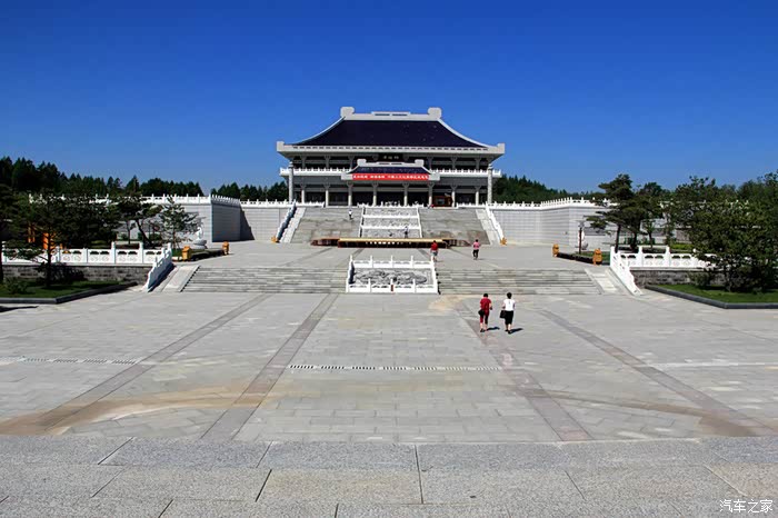 清祖祠就紧临六鼎山.修建很漂亮,很大气.