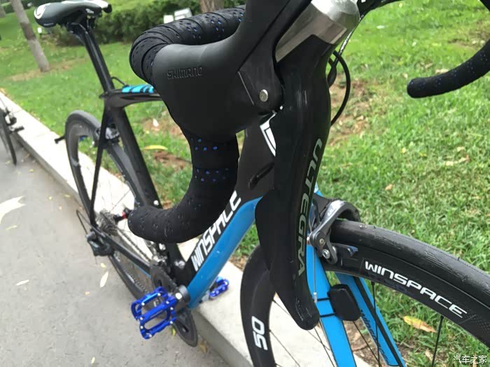 正式作业蓝黑色的银贝斯t1100碳纤维公路自行车