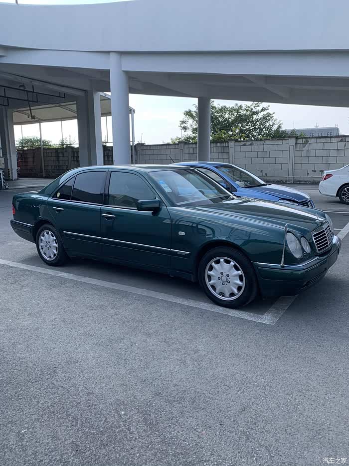 经典老e奔驰四眼w210