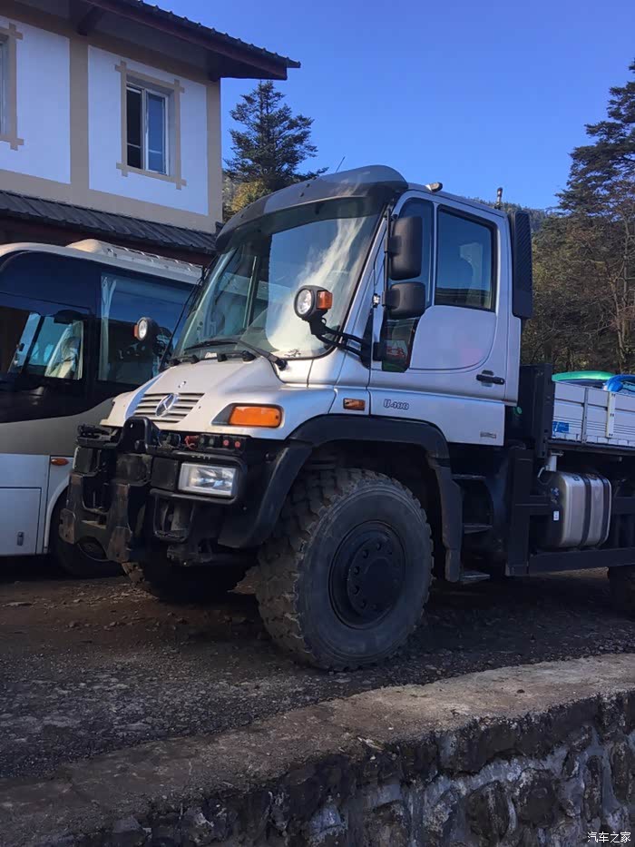 【图】峨眉山偶遇猛货_乌尼莫克u5000 suv论坛_汽车之家论坛