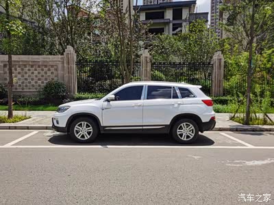 雨后的天空特别的晴朗,天空下爱车cs75非常漂亮大气