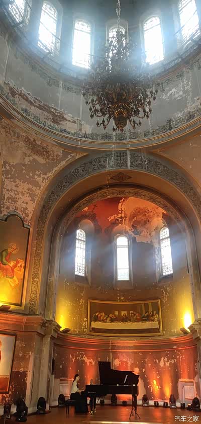 出了哈尔滨圣索菲亚大教堂广场不远处就是中央大街.