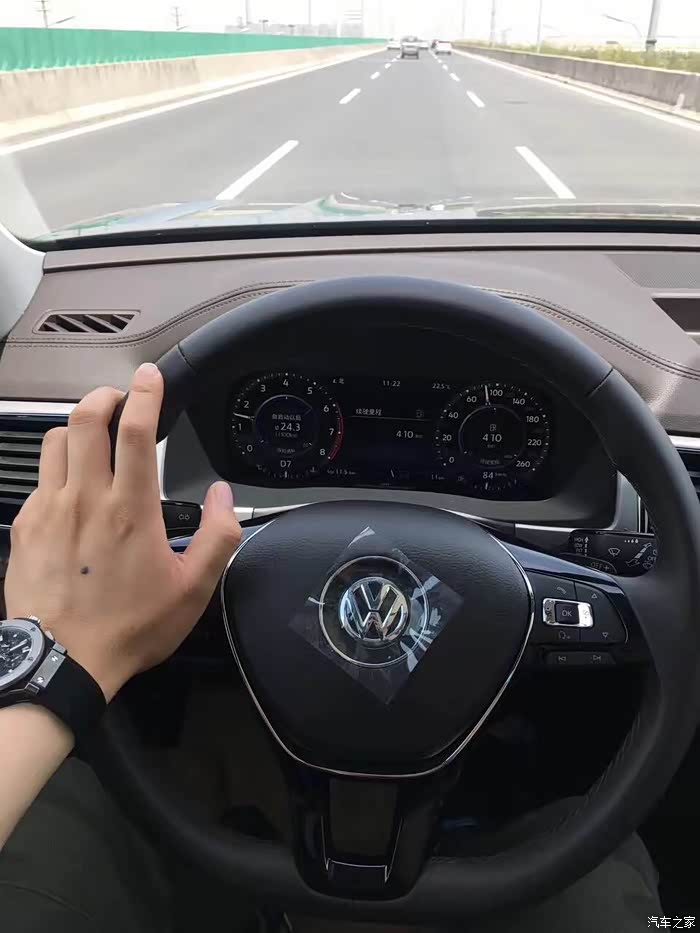 方向盘很轻,一只手轻松操作