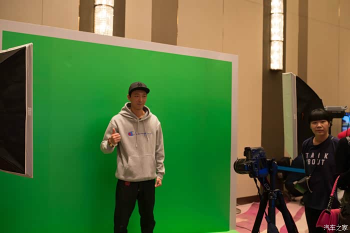 第一个游戏,在绿幕背景拍照后得到是一张带有汽车之家logo的照片.