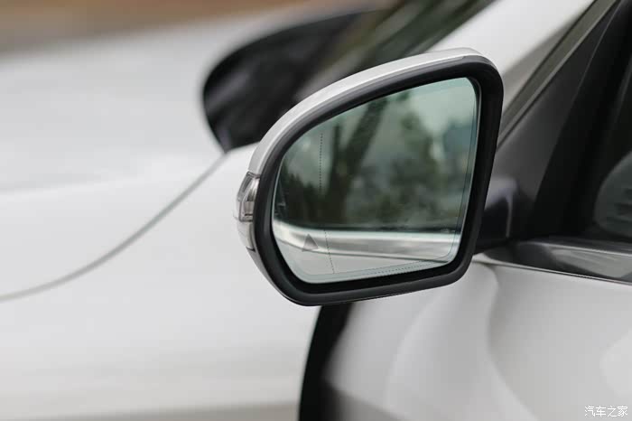 后视镜有点小,带盲点辅助可以.