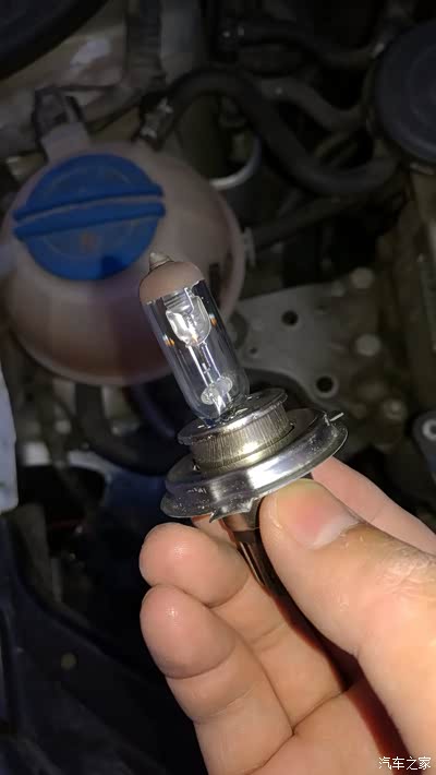 2011款旧polo更换大灯灯泡作业