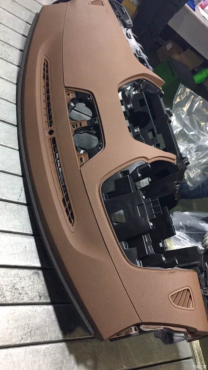 宝沃x5搪塑仪表台在加班加点的生产