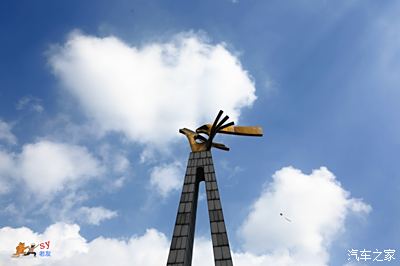 文化广场春全市最城市休闲广场 广场中央37米主体雕塑方金色太阳鸟面