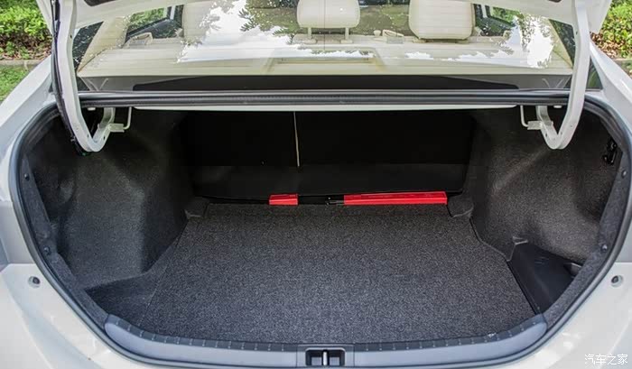 后备箱稍微嫌了丢丢!