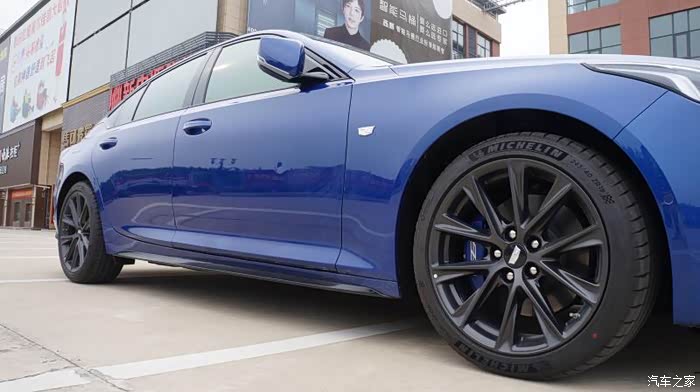 黑色轮毂蓝色卡钳源于热爱凯迪拉克ct5