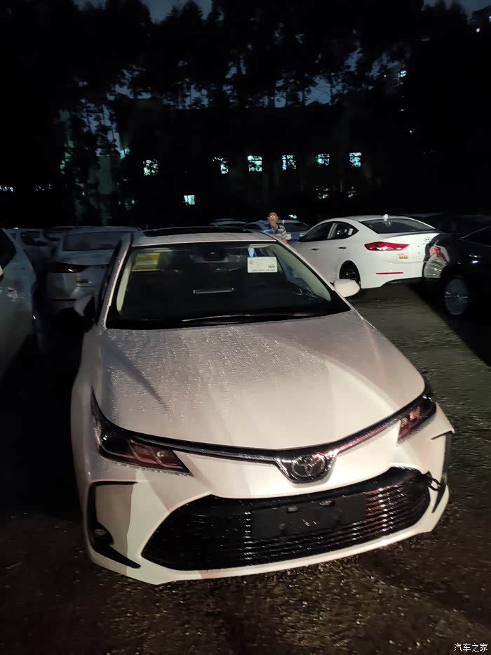 谁有卡罗拉珍珠白颜色的车子发个照片欣赏一下!