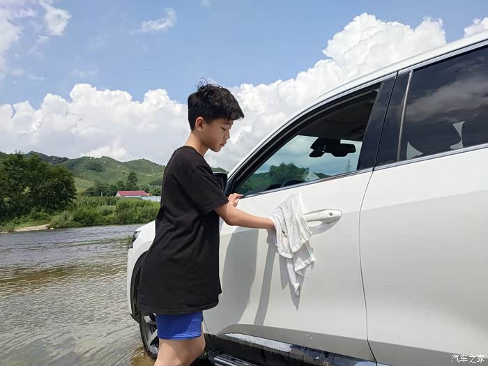 抓住夏天的尾巴儿子在河边给小7洗车记