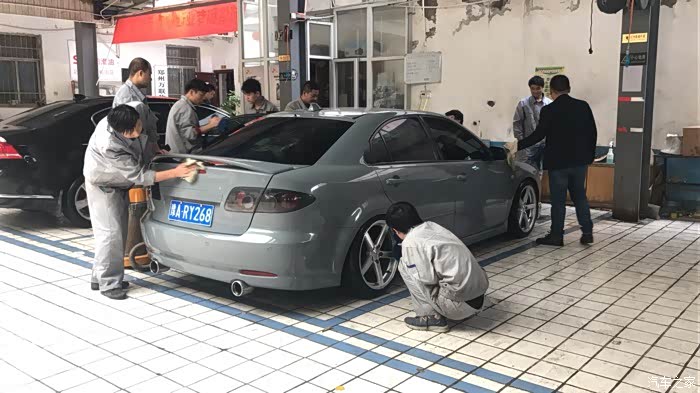 马自达6轿跑23低姿态水泥灰