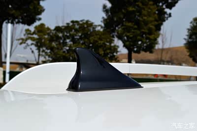 顶置鲨鱼鳍外置天线比较流行设计