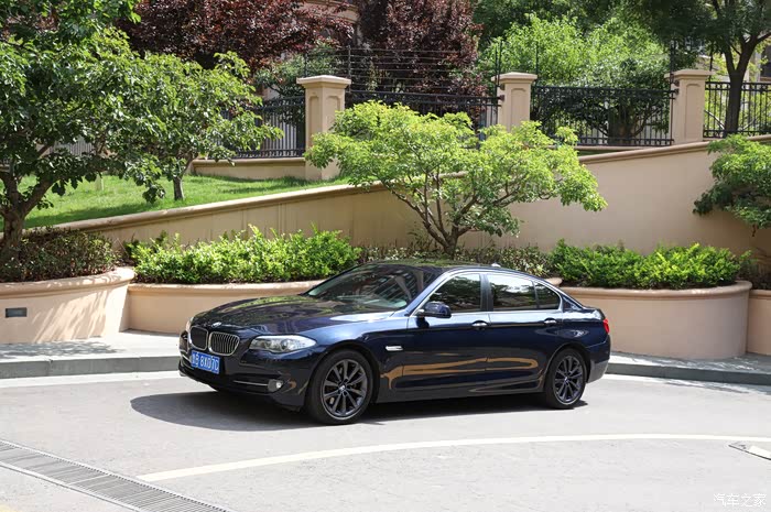 30直六的魅力只有拥有才知道2013款宝马530li豪华帝王蓝