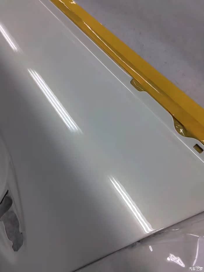 英菲尼迪水晶白珍珠漆面修复作业